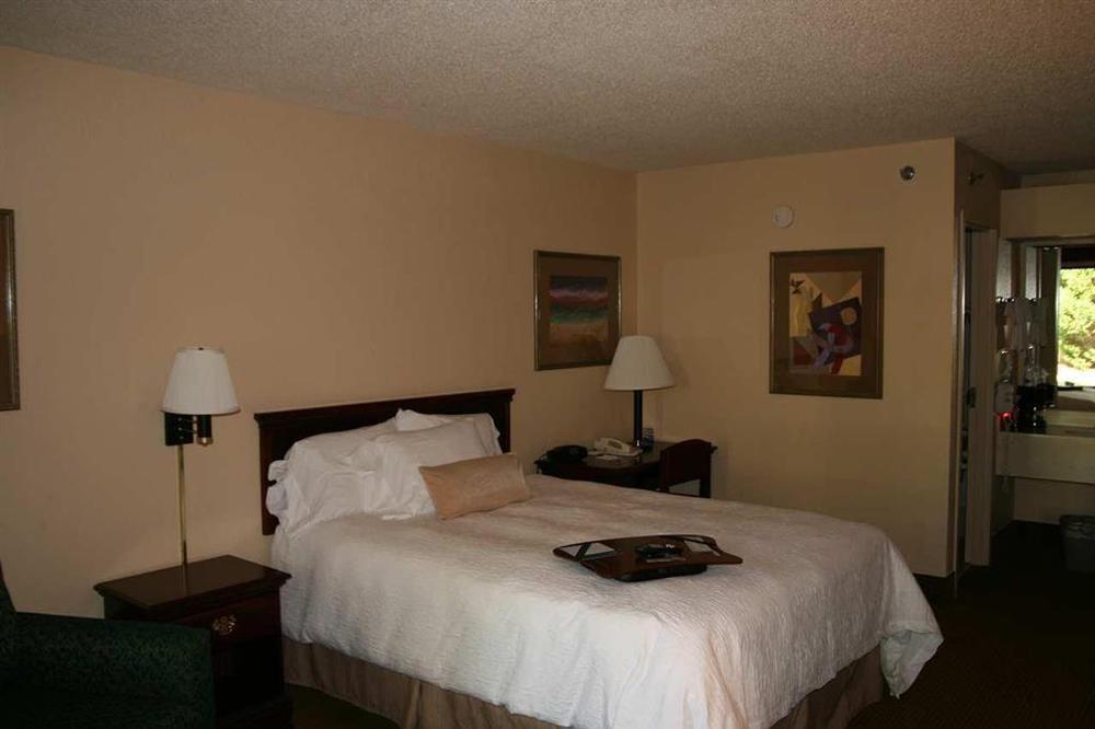 Baymont By Wyndham Mcdonough Hotell Rum bild